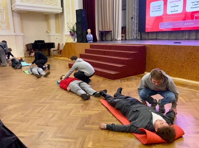 Студенты СПбКТ освоили навыки оказания первой помощи