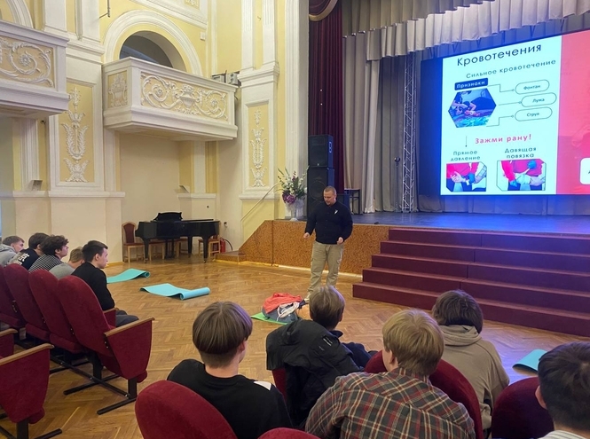 Студенты СПбКТ освоили навыки оказания первой помощи