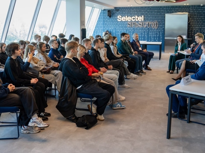 «ТехЛидВик — 2025»: в СПбГУТ прошёл круглый стол  «Данные. Управление. Умные города»