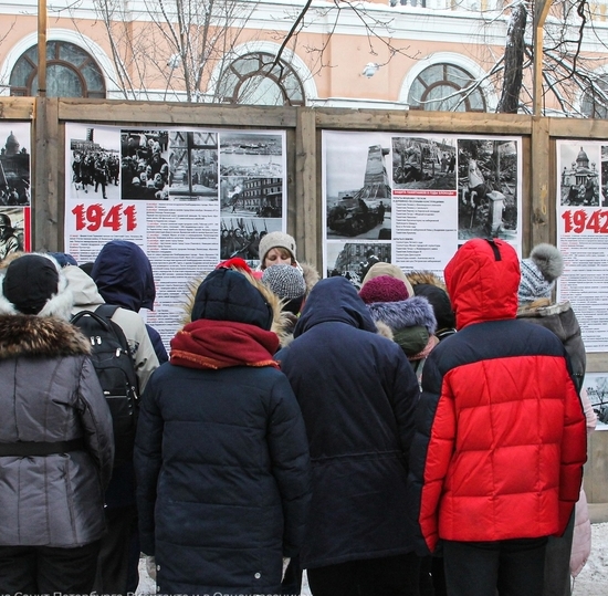 Выставочная экспозиция на Манежной площади к 80-летию со дня прорыва блокады Ленинграда
