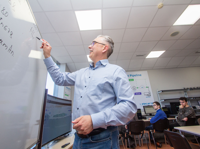 В рамках ШБМ прошли первые занятия в лаборатории Elecard