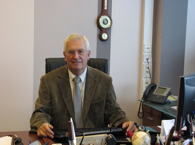 Награждение профессора СПбГУТ Льва Борисовича Бузюкова Орденом Дружбы