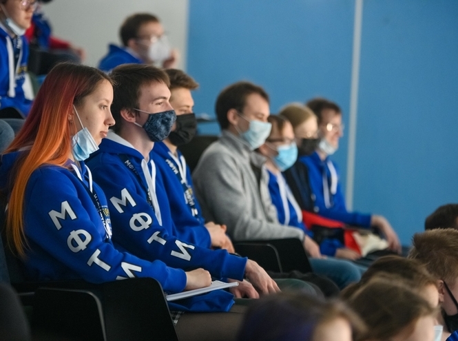 Студент СПбГУТ на образовательном форуме по физике