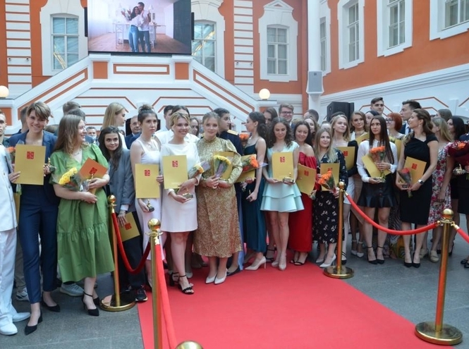 Студентка СПбГУТ Алина Суюндукова вошла в число лучших выпускников Санкт-Петербурга