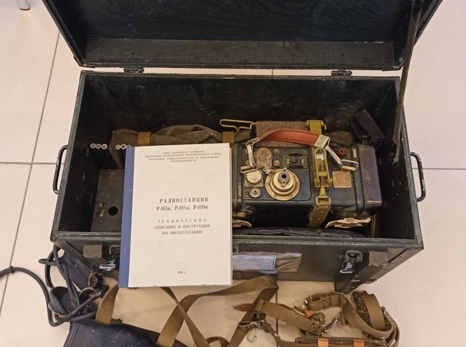КПЦ «Музей СПбГУТ» принял в дар военную ранцевую радиостанцию «Парус»