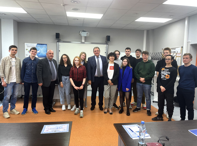 Выпускникам базовой кафедры PT Electronic вручили сертификаты