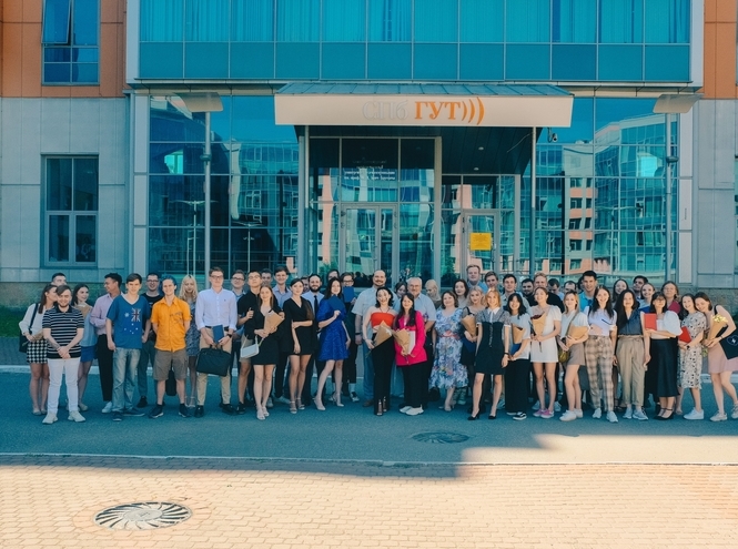 В добрый путь, выпускники!