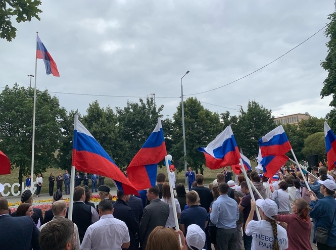 Студенты СПбГУТ стали участниками акций ко Дню флага в Петербурге и Смоленске