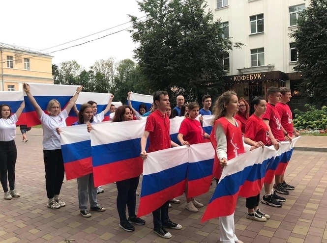 Студенты СПбГУТ стали участниками акций ко Дню флага в Петербурге и Смоленске