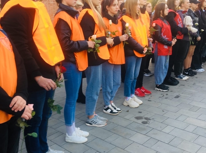 Волонтеры Смоленского колледжа почтили память жертв трагедии в школе Ижевска