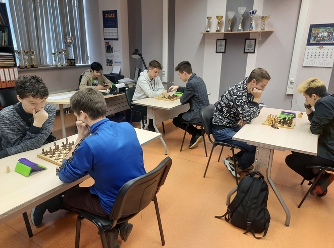 Первокурсники за шахматной доской
