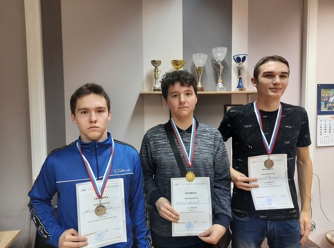 Первокурсники за шахматной доской