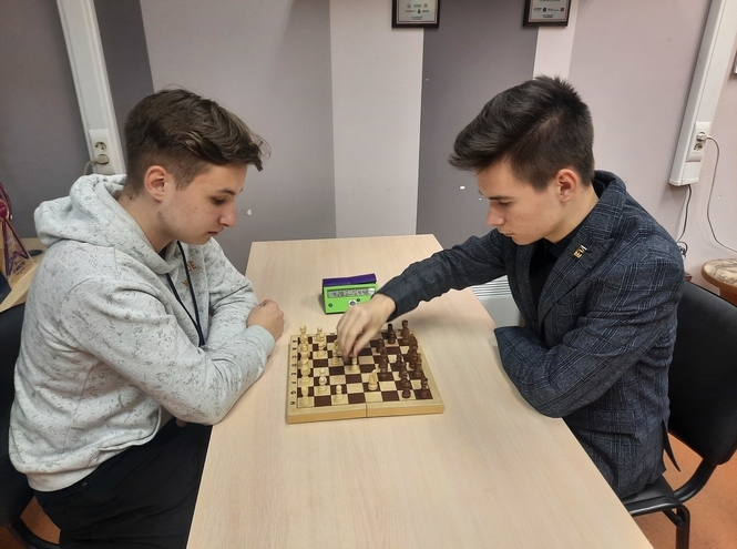 Первокурсники за шахматной доской
