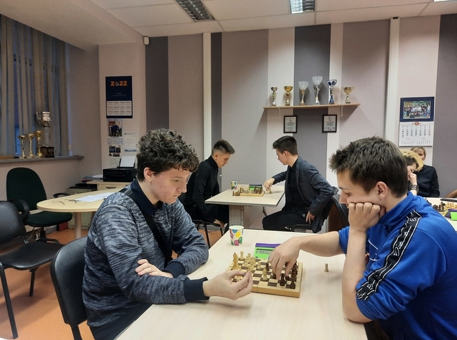 Первокурсники за шахматной доской