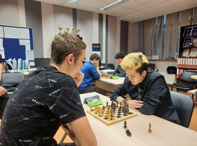 Первокурсники за шахматной доской