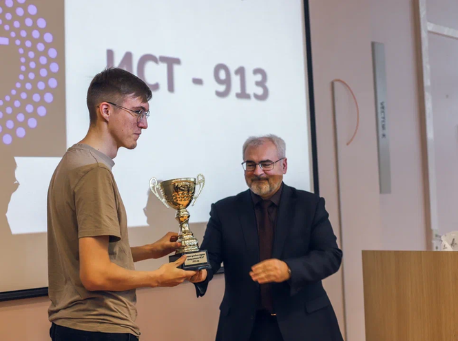 На факультете ИСиТ выбрана лучшая учебная группа 2021/2022 учебного года