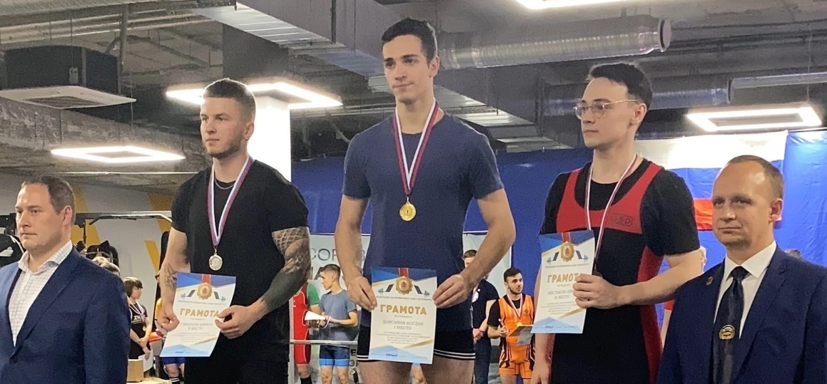 Тяжелый вес, легкая победа: спортсмены СПбГУТ на турнире по пауэрлифтингу