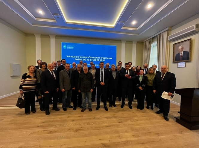 Заведующий кафедрой ЭБТ на заседании по экологическому образованию