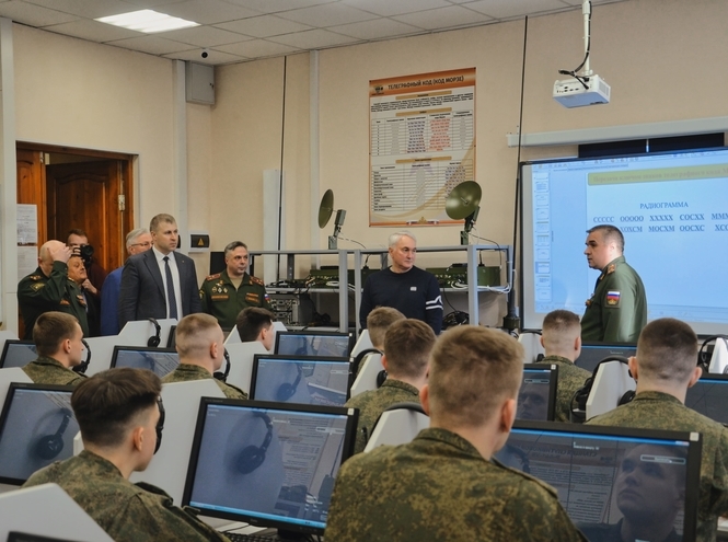 Депутат Госдумы передал военному учебному центру при СПбГУТ средства радиосвязи