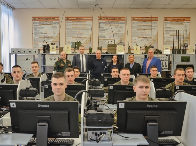 Депутат Госдумы передал военному учебному центру при СПбГУТ средства радиосвязи