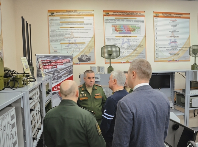 Депутат Госдумы передал военному учебному центру при СПбГУТ средства радиосвязи