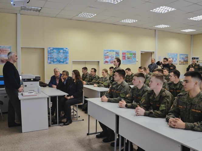 Депутат Госдумы передал военному учебному центру при СПбГУТ средства радиосвязи