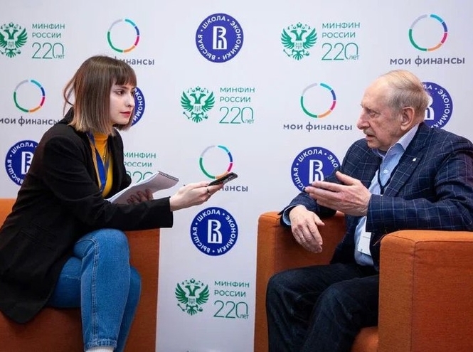 Проба пера: студенты факультета СЦТ провели интервью на международной конференции