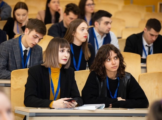 Проба пера: студенты факультета СЦТ провели интервью на международной конференции