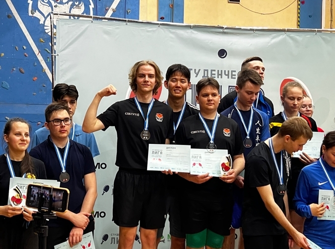 Спортсмены СПбГУТ взяли серебро на городской студлиге по настольному теннису