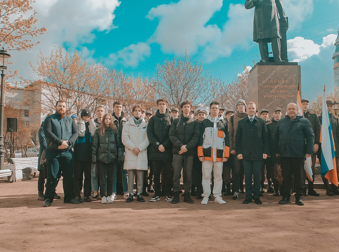 СПбГУТ возложил цветы к памятнику Александру Попову
