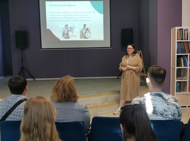 Участники факультатива «Речевой имидж специалиста» на встрече с экспертом по психологии образа