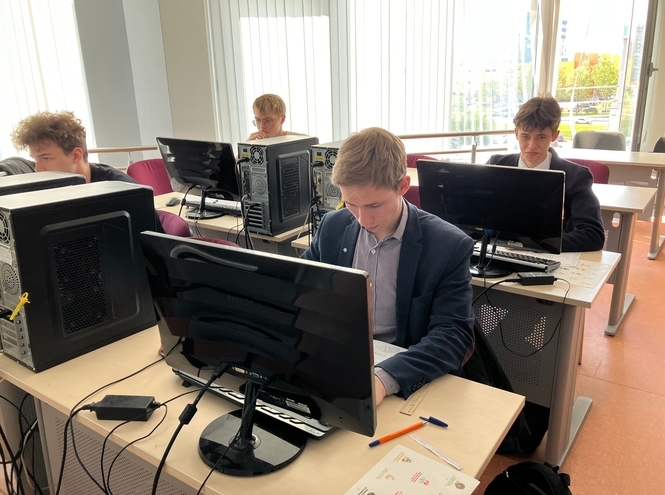 Четкость линий и деталей: СПбГУТ провел «Тотальный чертеж – 2023»