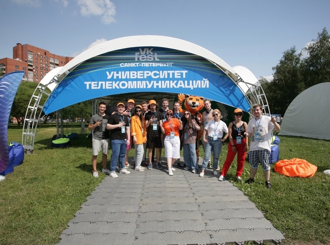 Дрон-рейсинг, видеопродакшн и тигрофото: СПбГУТ выступил на VK Fest 2023