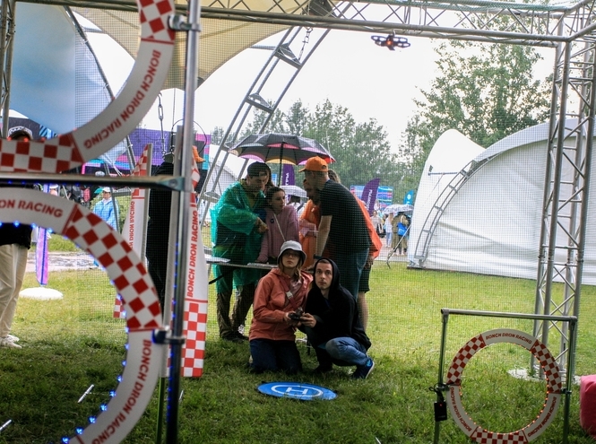 Дрон-рейсинг, видеопродакшн и тигрофото: СПбГУТ выступил на VK Fest 2023