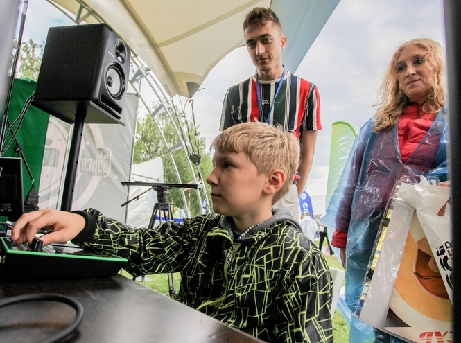 Дрон-рейсинг, видеопродакшн и тигрофото: СПбГУТ выступил на VK Fest 2023