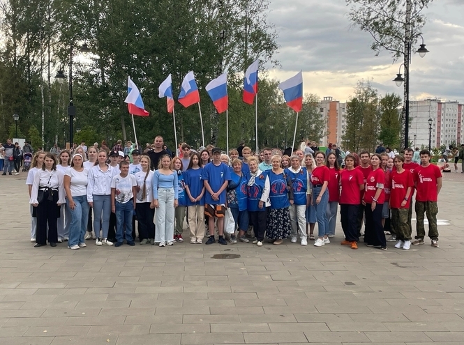 Волонтеры колледжа телекоммуникаций в Смоленске на флешмобе в честь Дня флага РФ