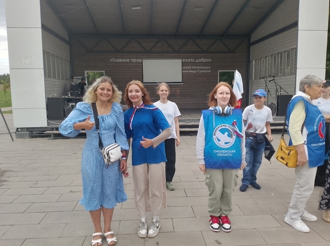 Волонтеры колледжа телекоммуникаций в Смоленске на флешмобе в честь Дня флага РФ