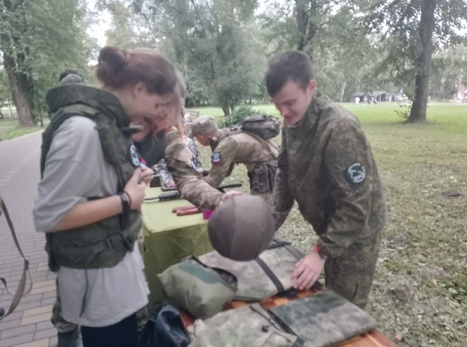 Волонтеры колледжа телекоммуникаций в Смоленске на флешмобе в честь Дня флага РФ