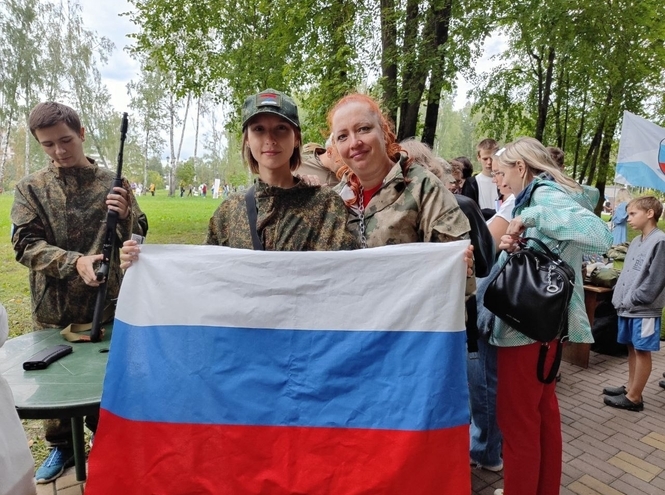 Волонтеры колледжа телекоммуникаций в Смоленске на флешмобе в честь Дня флага РФ