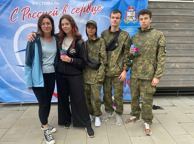 Волонтеры колледжа телекоммуникаций в Смоленске на флешмобе в честь Дня флага РФ