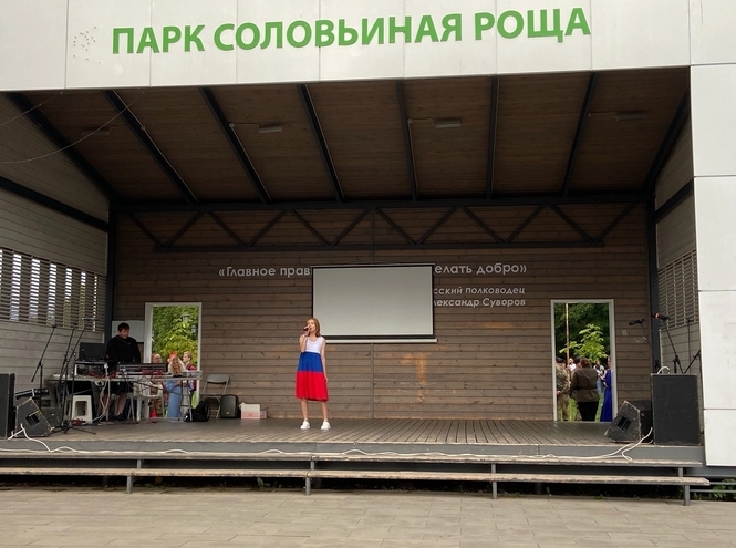 Волонтеры колледжа телекоммуникаций в Смоленске на флешмобе в честь Дня флага РФ