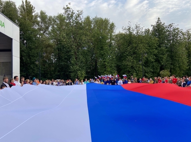 Волонтеры колледжа телекоммуникаций в Смоленске на флешмобе в честь Дня флага РФ