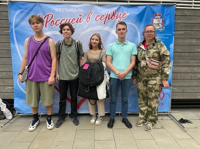 Волонтеры колледжа телекоммуникаций в Смоленске на флешмобе в честь Дня флага РФ