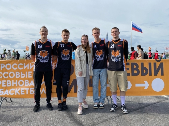 Сборные СПбГУТ по баскетболу на турнире «Оранжевый мяч 2023»