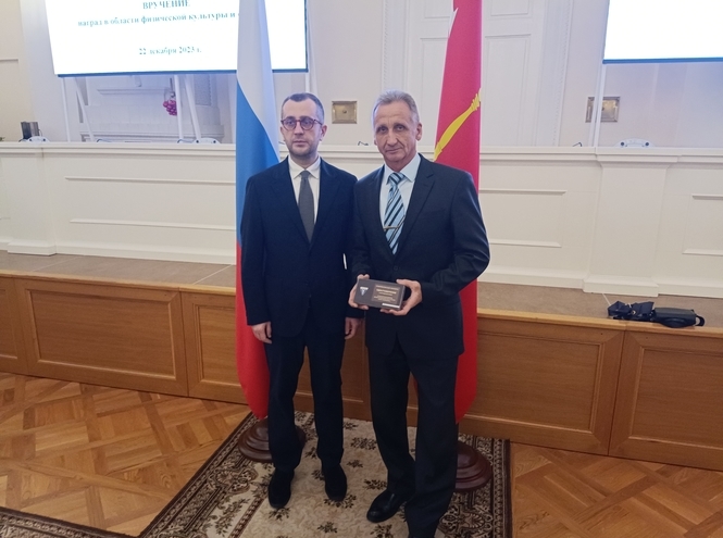 Заведующему кафедрой физической культуры вручили нагрудный знак Правительства города