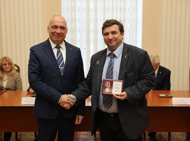 Специалисты кафедры ЗСС награждены медалью ФСТЭК России и грамотой губернатора Ленинградской области