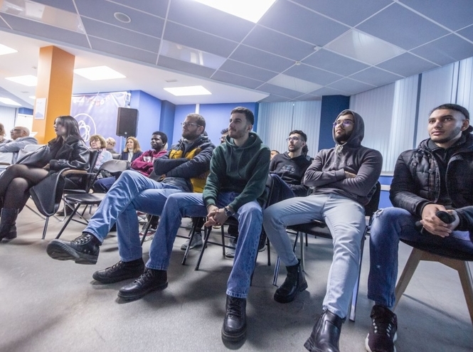 В коворкинге SutSpace иностранных студентов познакомили с Санкт-Петербургом