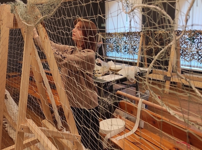 Студентка СПбГУТ научилась плести маскировочные сети