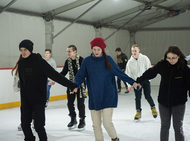 «Полосатый лёд» объединил студентов СПбГУТ на ночном катании