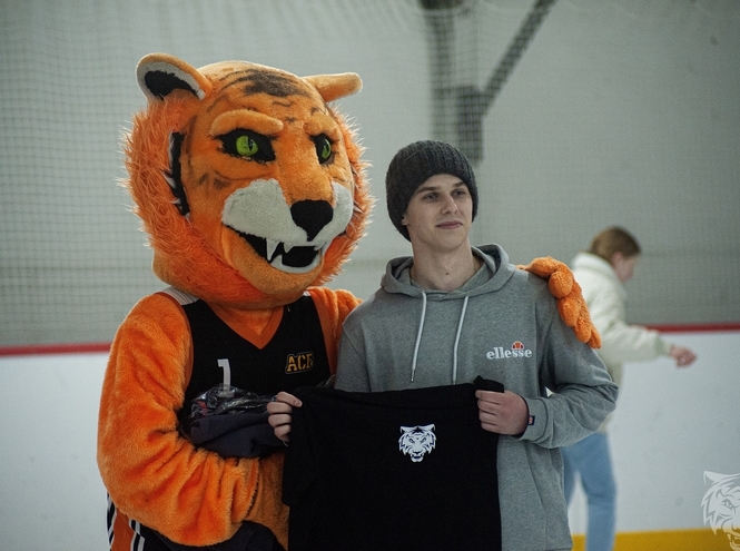 «Полосатый лёд» объединил студентов СПбГУТ на ночном катании